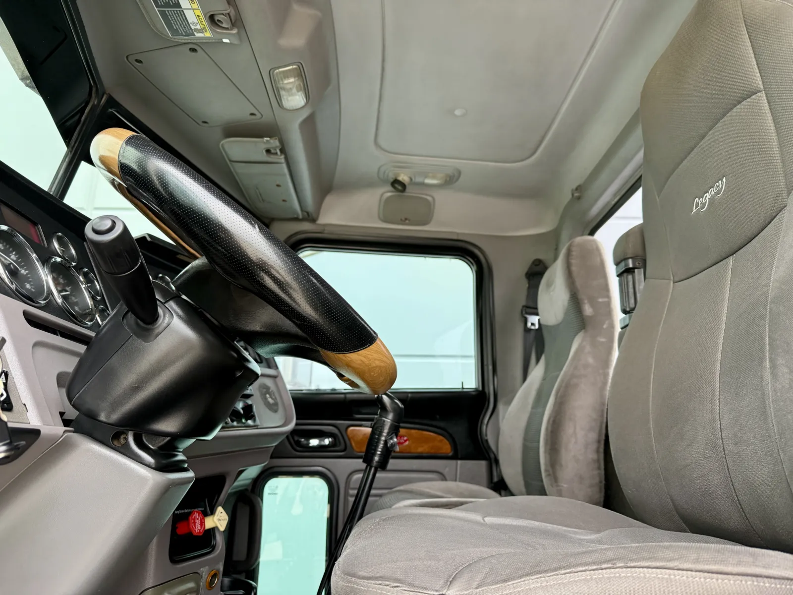 2010 Peterbilt - image 14