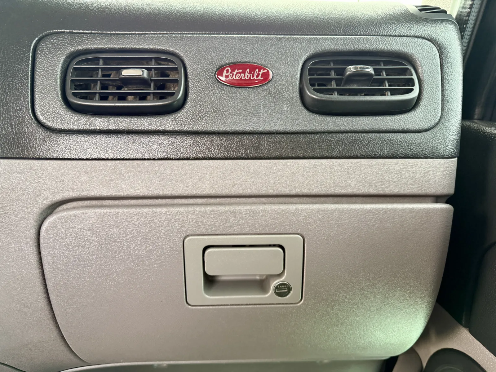 2010 Peterbilt - image 19