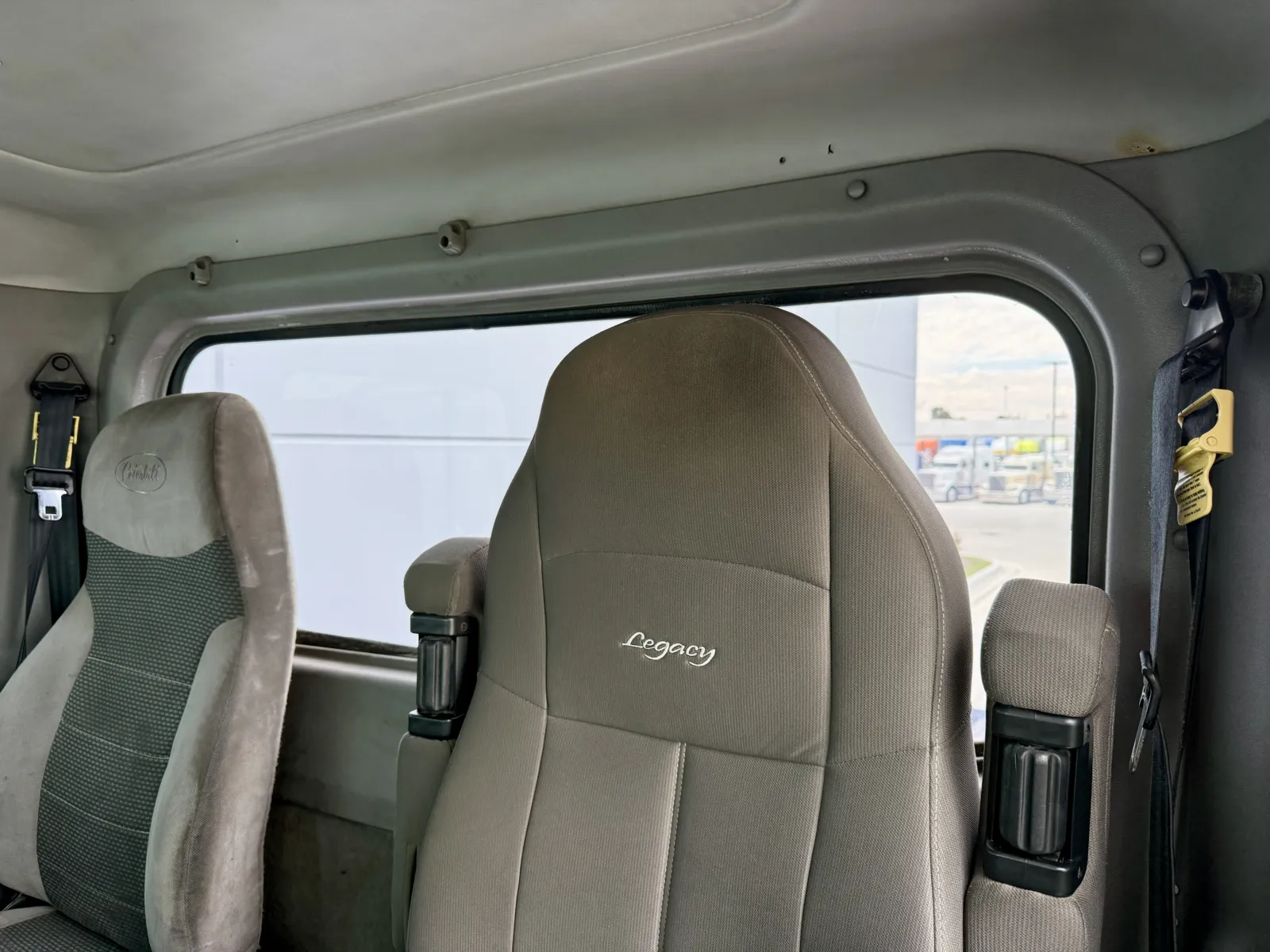 2010 Peterbilt - image 20