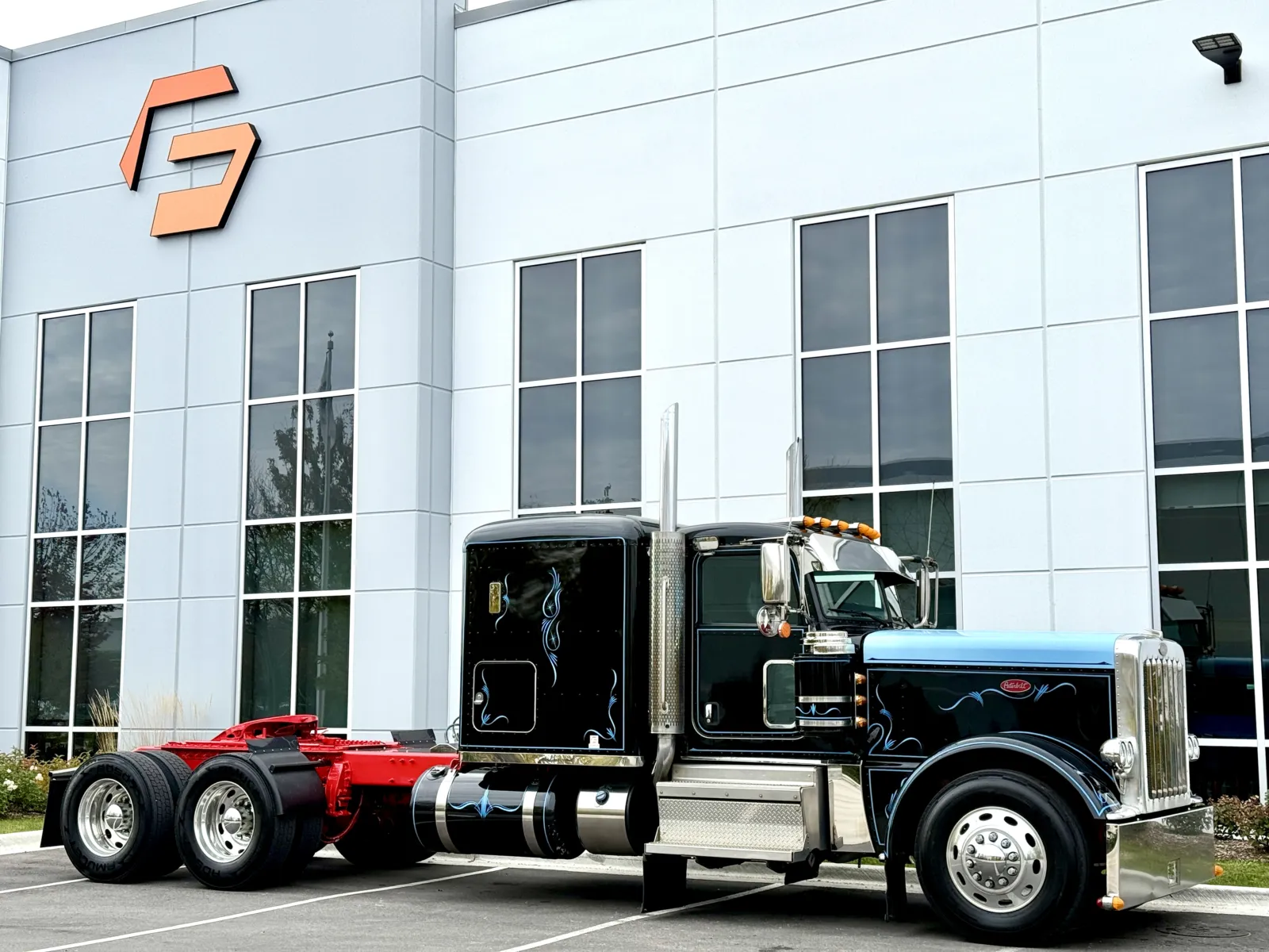 2021 Peterbilt 389 - image 2