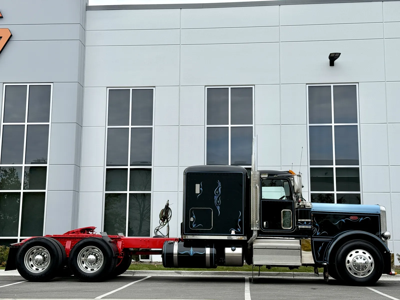2021 Peterbilt 389 - image 3
