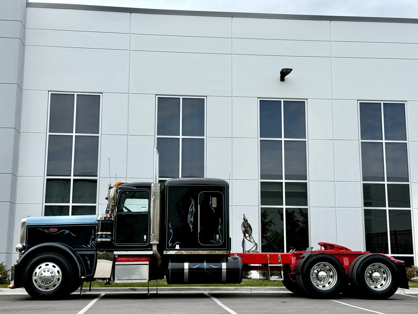 2021 Peterbilt 389 - image 4