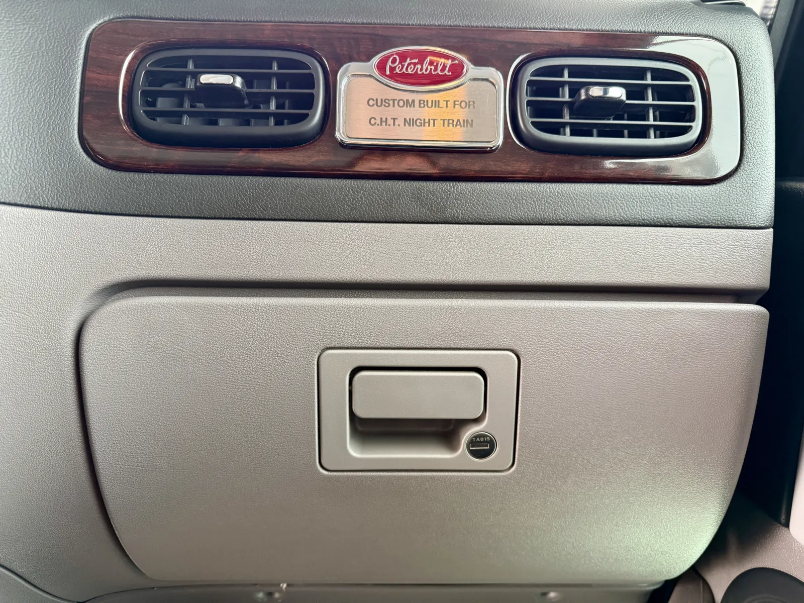 2021 Peterbilt 389 - image 19