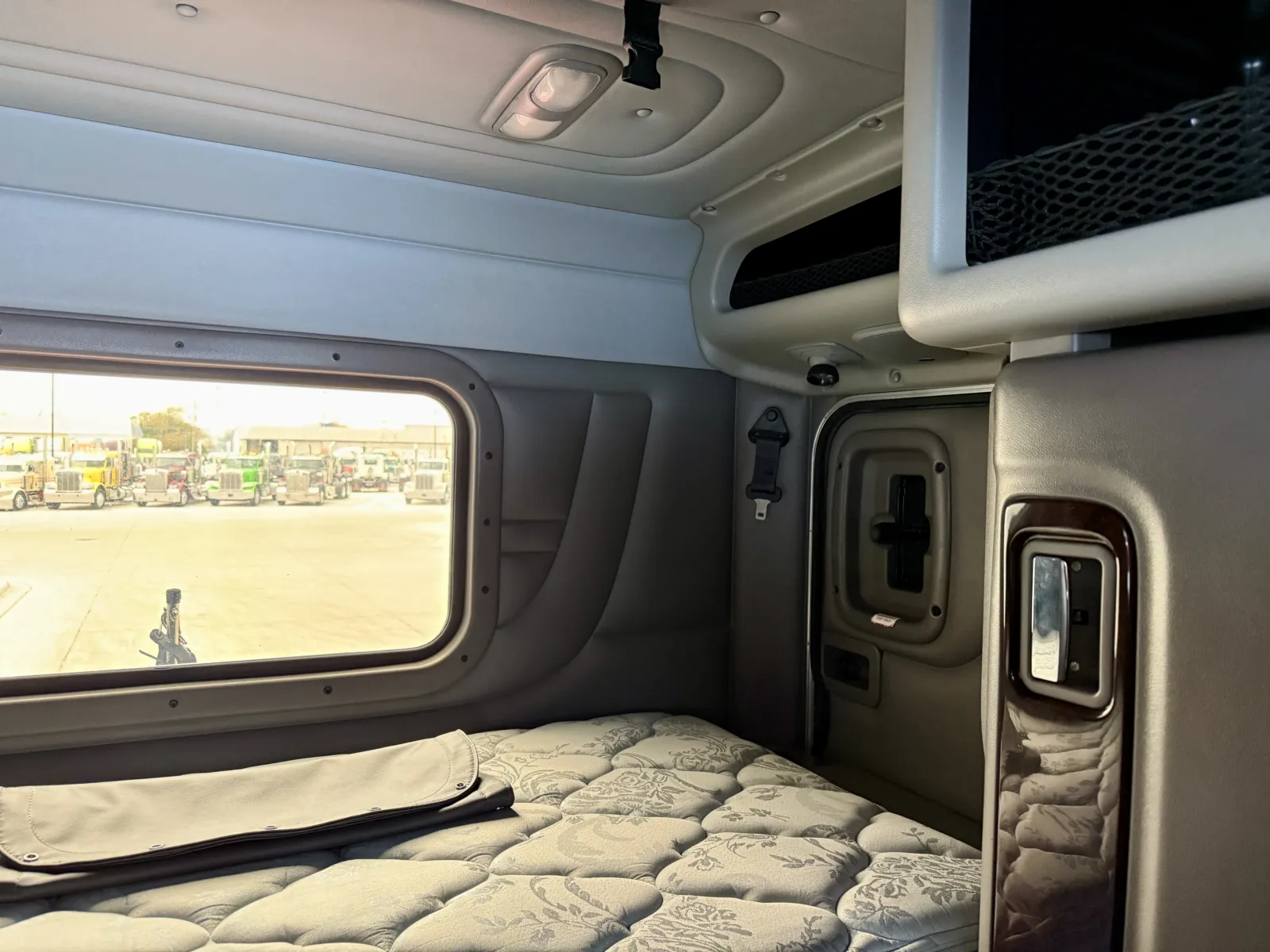 2021 Peterbilt 389 - image 24