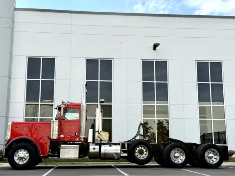 More photos of 2015 PETERBILT 389 at Forge Truck Centers - Illinois, IL