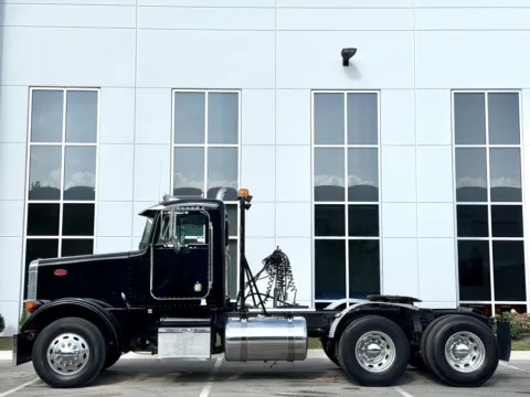 More photos of 2000 PETERBILT 378 at Forge Truck Centers - Illinois, IL