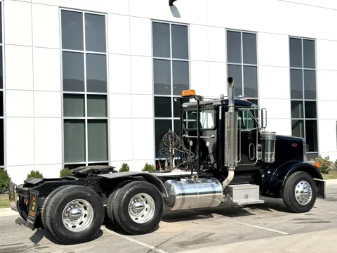 More photos of 2000 PETERBILT 378 at Forge Truck Centers - Illinois, IL