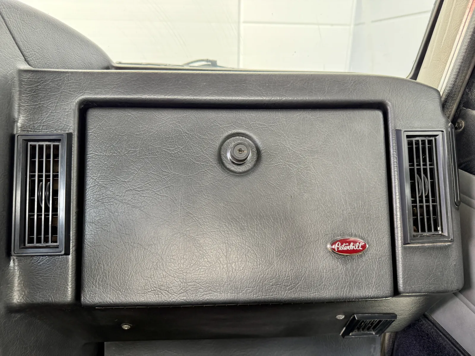 2000 Peterbilt - image 19