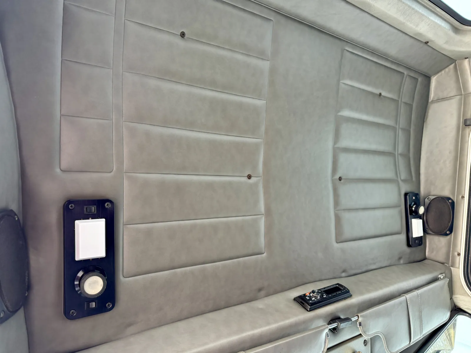 2000 Peterbilt - image 21