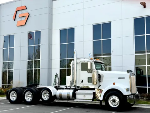 Photos of 2006 KENWORTH W900 for sale in New Lenox, IL at Forge Truck Centers - Illinois