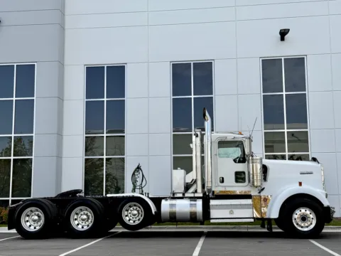 Another view of 2006 KENWORTH W900 for sale in New Lenox, IL at Forge Truck Centers - Illinois