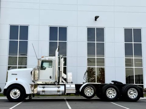 More photos of 2006 KENWORTH W900 at Forge Truck Centers - Illinois, IL