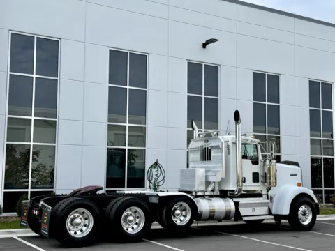More photos of 2006 KENWORTH W900 at Forge Truck Centers - Illinois, IL