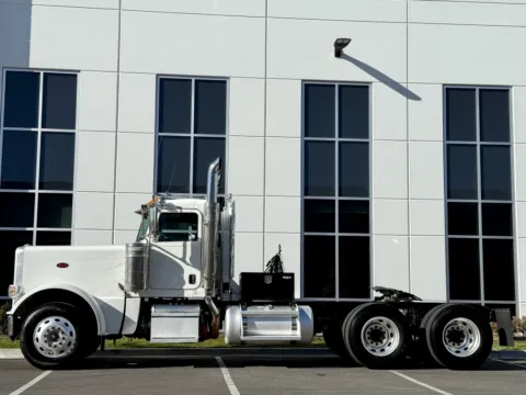 More photos of 2023 PETERBILT 389 at Forge Truck Centers - Illinois, IL