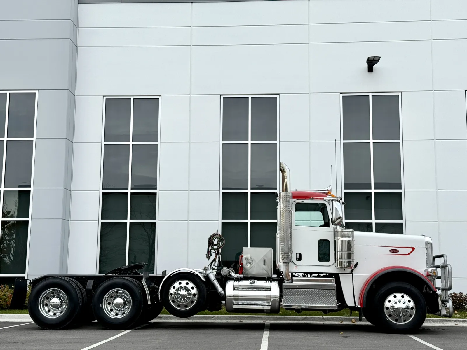2023 Peterbilt 389 - image 3
