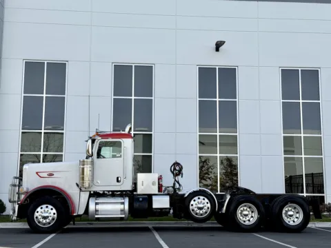 More photos of 2023 PETERBILT 389 at Forge Truck Centers - Illinois, IL