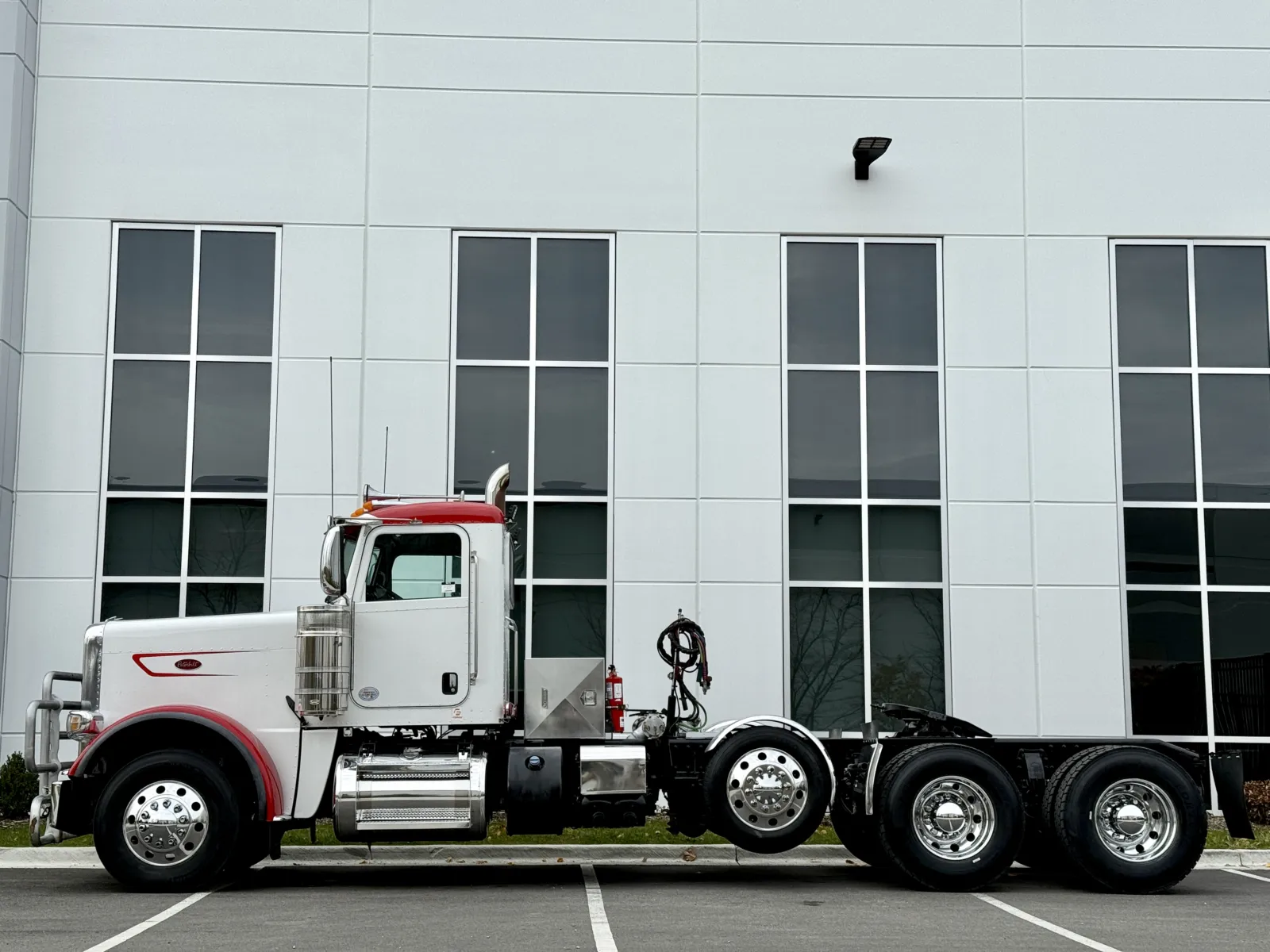 2023 Peterbilt 389 - image 4