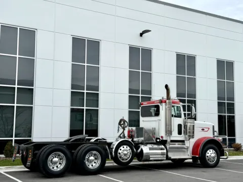More photos of 2023 PETERBILT 389 at Forge Truck Centers - Illinois, IL