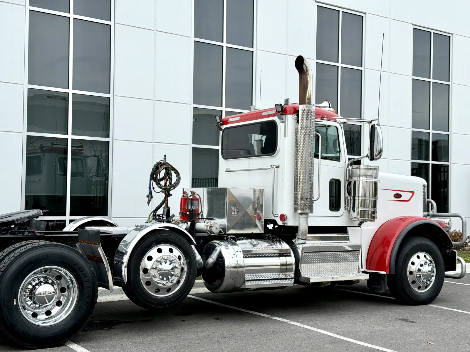 2023 Peterbilt 389 - image 7