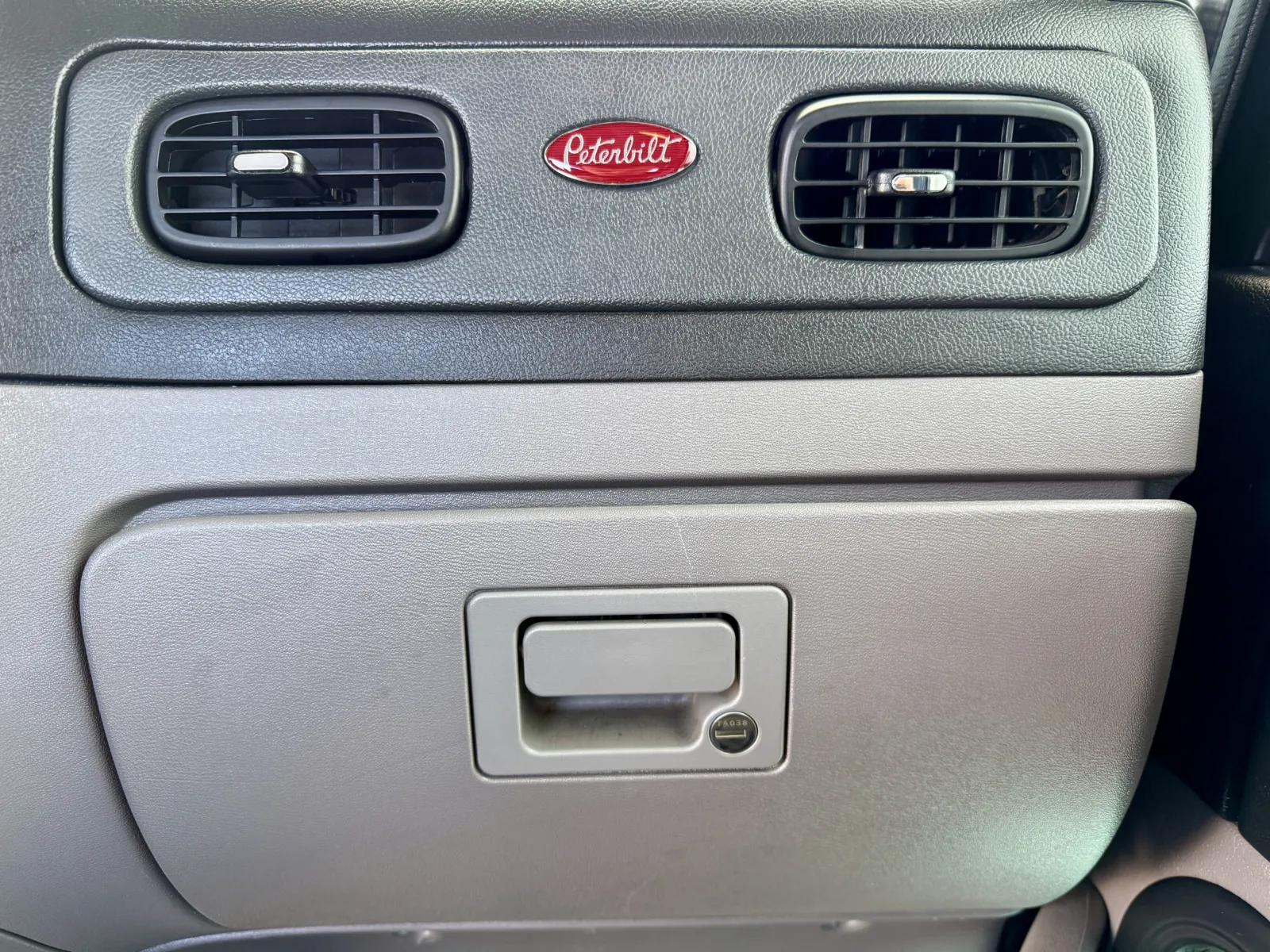 2023 Peterbilt 389 - image 19