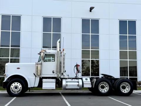 More photos of 2023 PETERBILT 389 at Forge Truck Centers - Illinois, IL