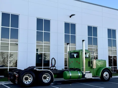 More photos of 2016 PETERBILT 389 at Forge Truck Centers - Illinois, IL
