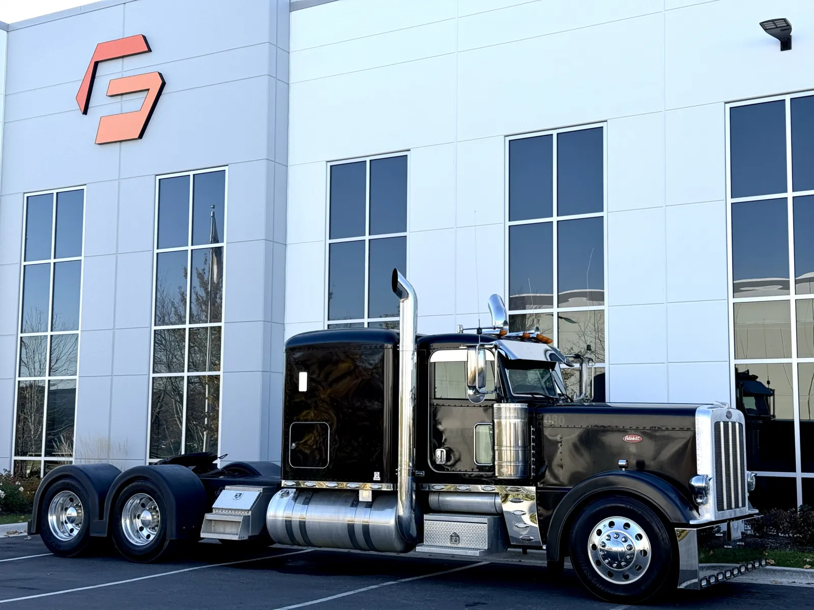 2017 Peterbilt 389 - image 2