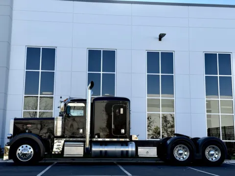 More photos of 2017 PETERBILT 389 at Forge Truck Centers - Illinois, IL