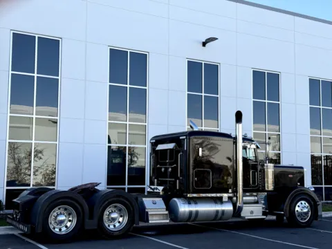 More photos of 2017 PETERBILT 389 at Forge Truck Centers - Illinois, IL