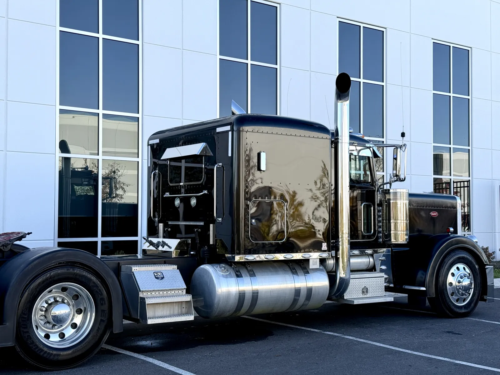 2017 Peterbilt 389 - image 7
