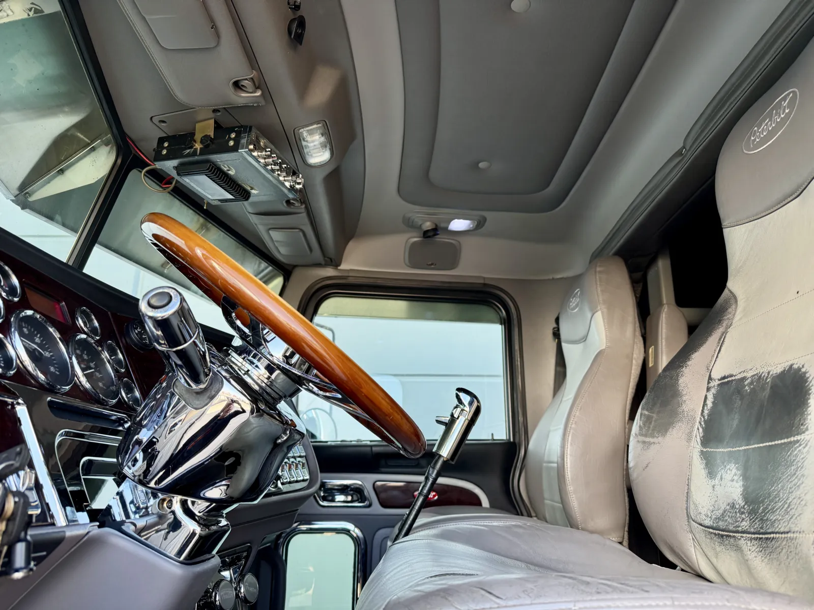 2017 Peterbilt 389 - image 14