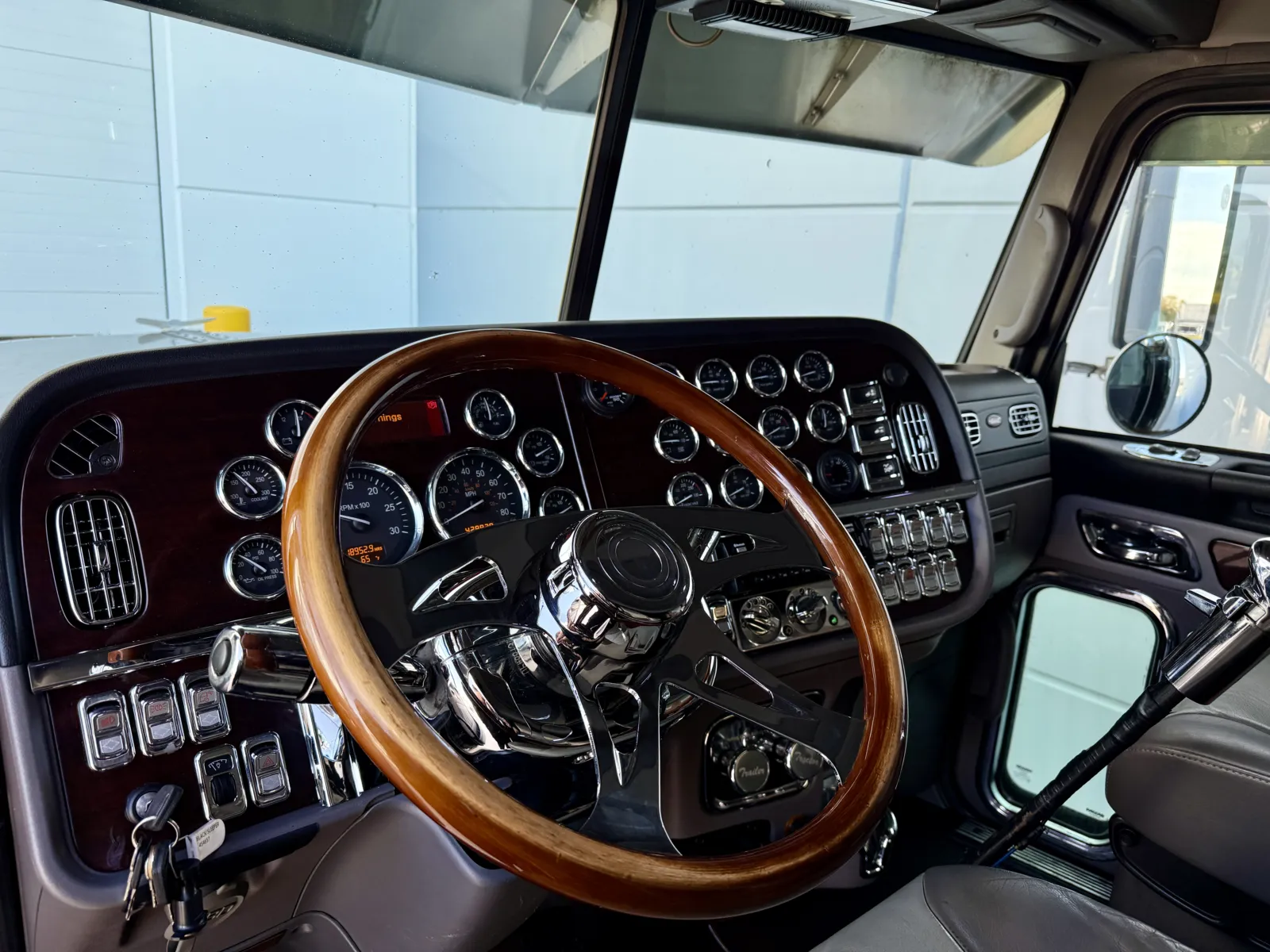 2017 Peterbilt 389 - image 15
