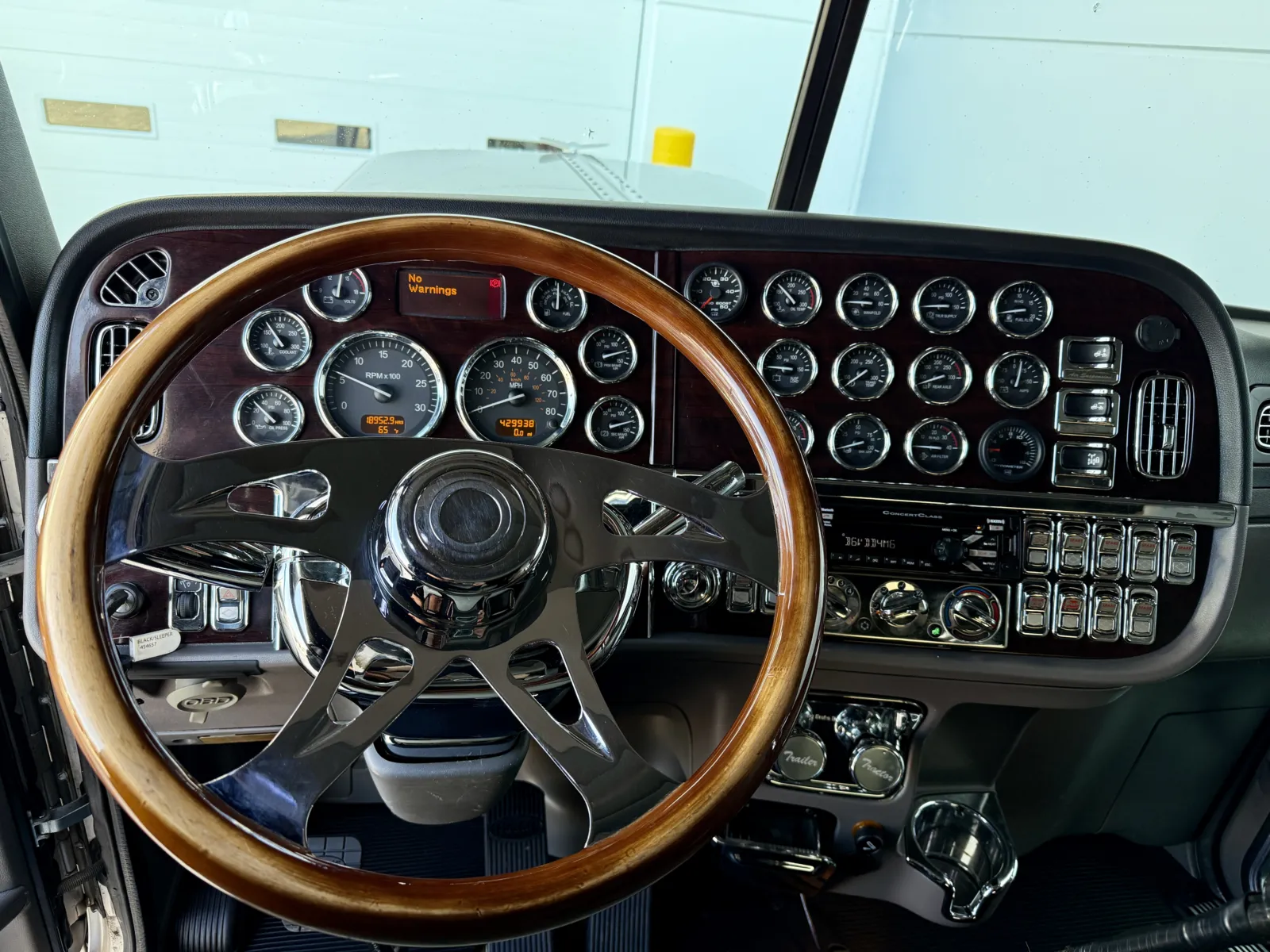 2017 Peterbilt 389 - image 16