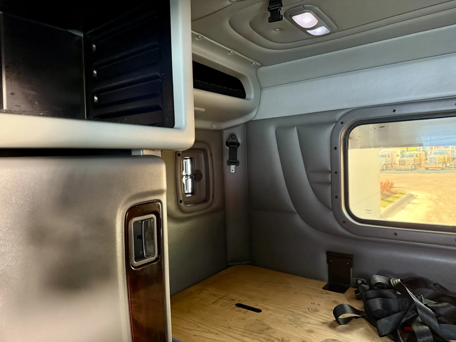 2017 Peterbilt 389 - image 22