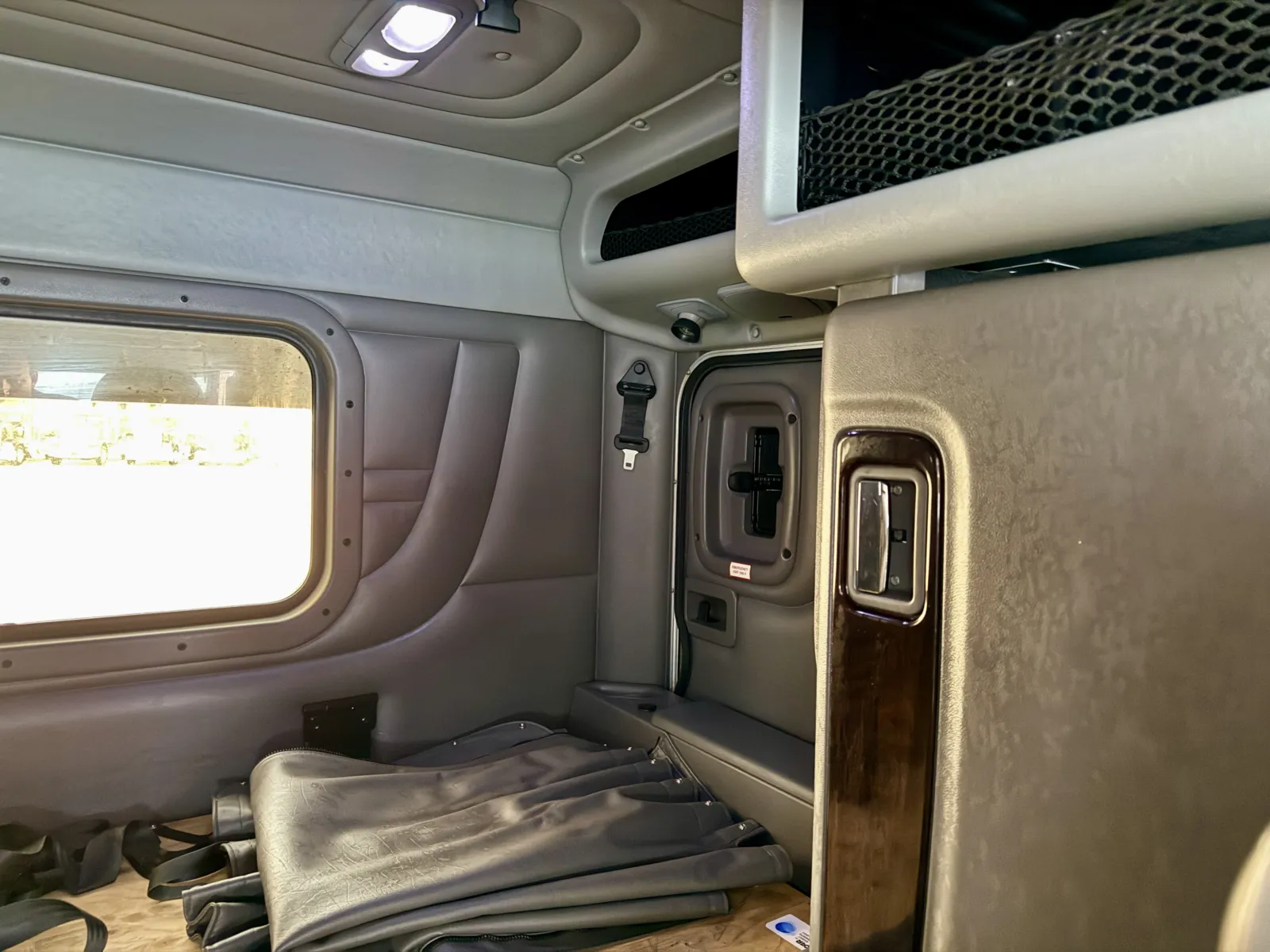 2017 Peterbilt 389 - image 24