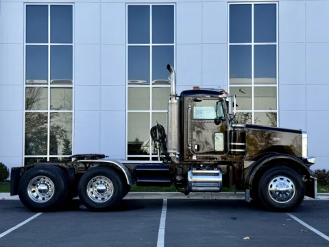 Another view of 2006 PETERBILT 378 for sale in New Lenox, IL at Forge Truck Centers - Illinois