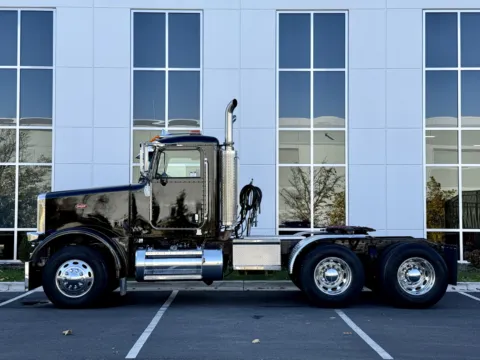 More photos of 2006 PETERBILT 378 at Forge Truck Centers - Illinois, IL