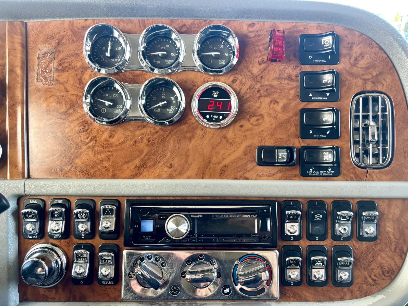 2009 Peterbilt - image 18