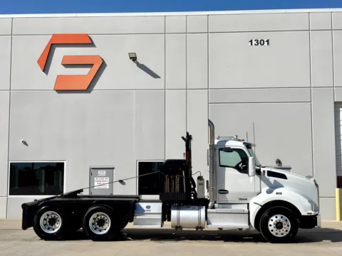 Another view of 2020 KENWORTH T880 for sale in Hutchins, TX at Forge Truck Centers - Texas
