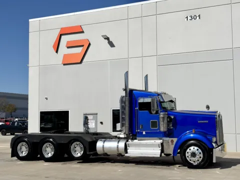 2009 KENWORTH W900 for sale in Hutchins, TX