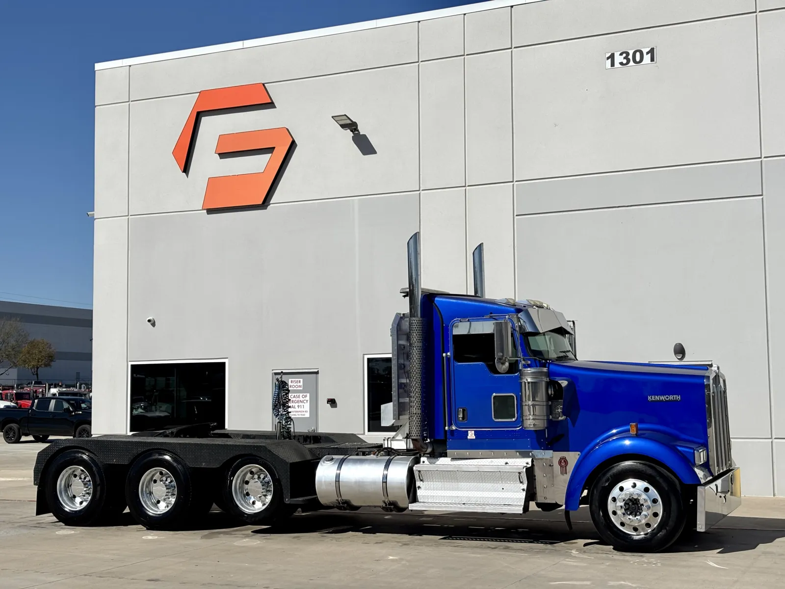 2009 KENWORTH W900 for sale in Hutchins, TX