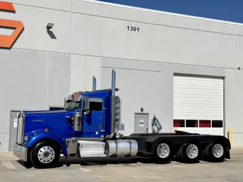 Photos of 2009 KENWORTH W900 for sale in Hutchins, TX at Forge Truck Centers - Texas