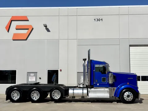 Another view of 2009 KENWORTH W900 for sale in Hutchins, TX at Forge Truck Centers - Texas