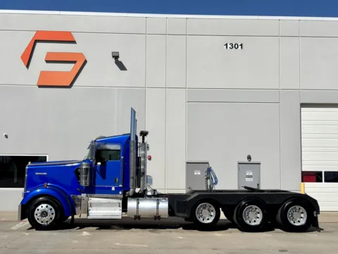 More photos of 2009 KENWORTH W900 at Forge Truck Centers - Texas, TX