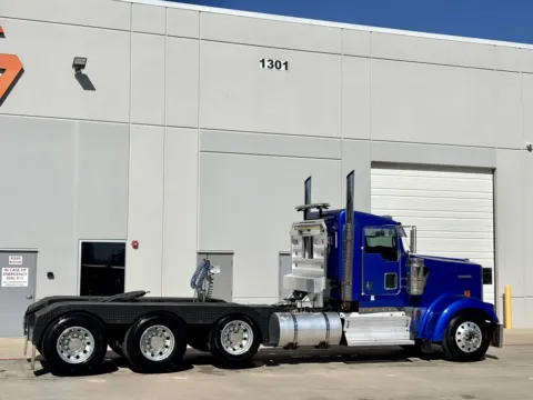 More photos of 2009 KENWORTH W900 at Forge Truck Centers - Texas, TX