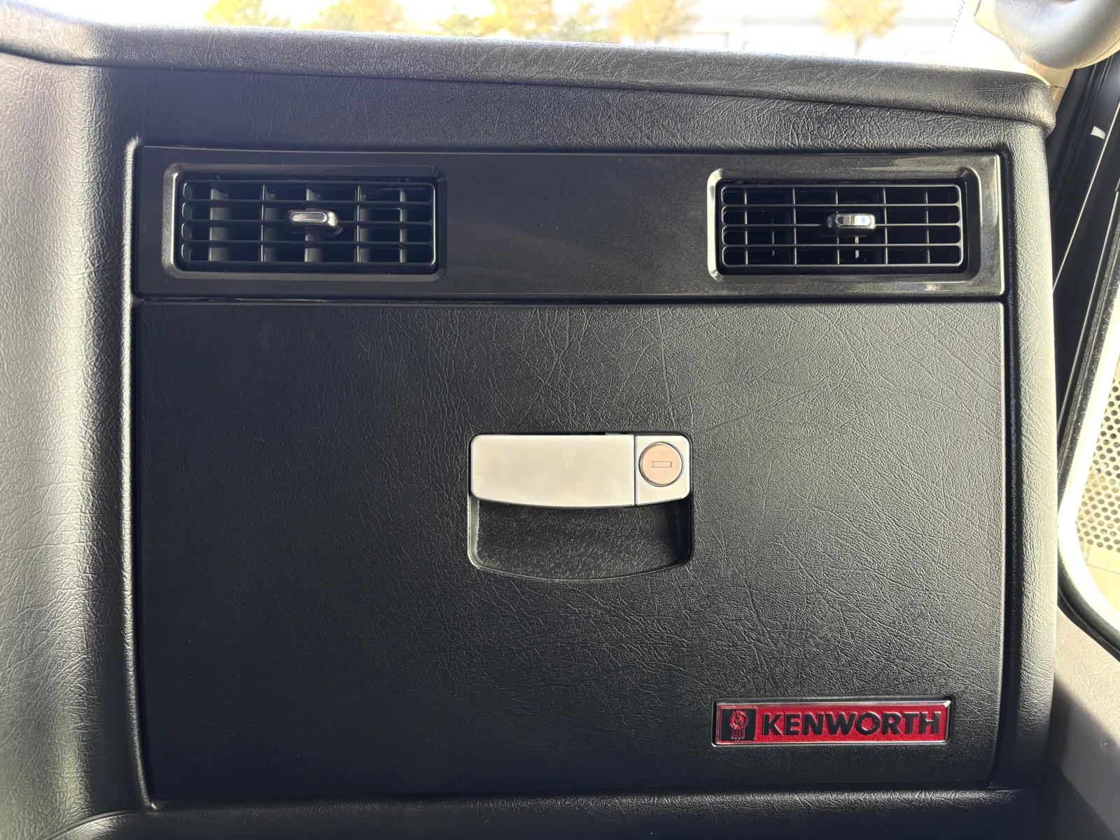 2022 Kenworth W900 - image 19