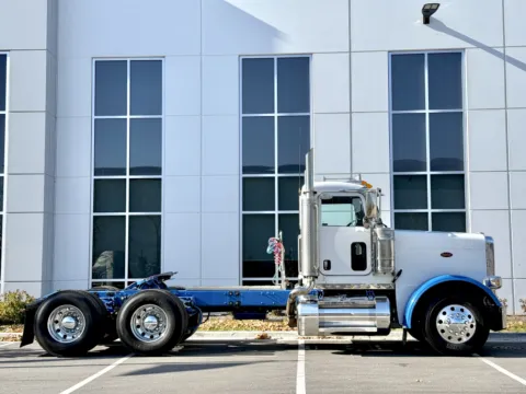 Another view of 2017 PETERBILT 389 for sale in Hutchins, TX at Forge Truck Centers - Texas