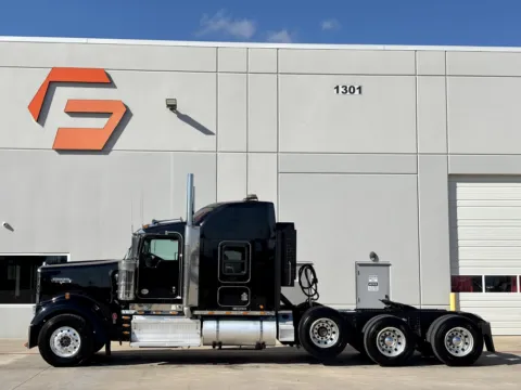 More photos of 2011 KENWORTH W900 at Forge Truck Centers - Texas, TX