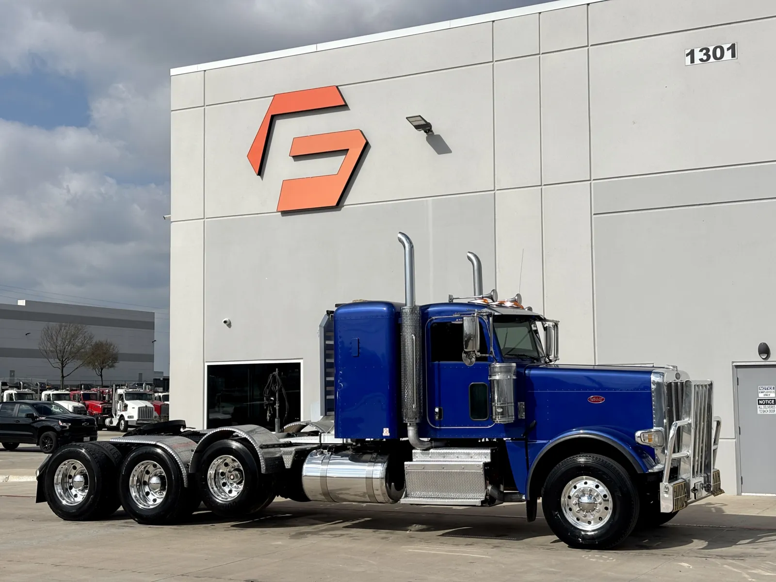 2015 PETERBILT 389 for sale in Hutchins, TX