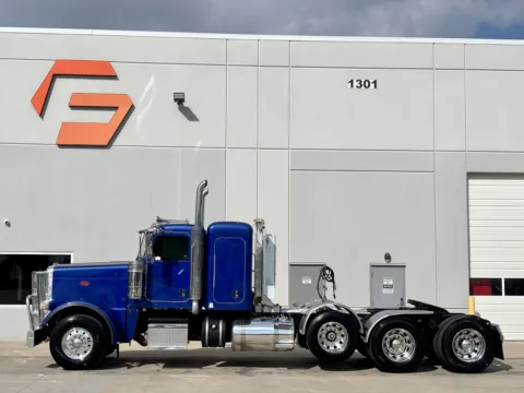 More photos of 2015 PETERBILT 389 at Forge Truck Centers - Texas, TX